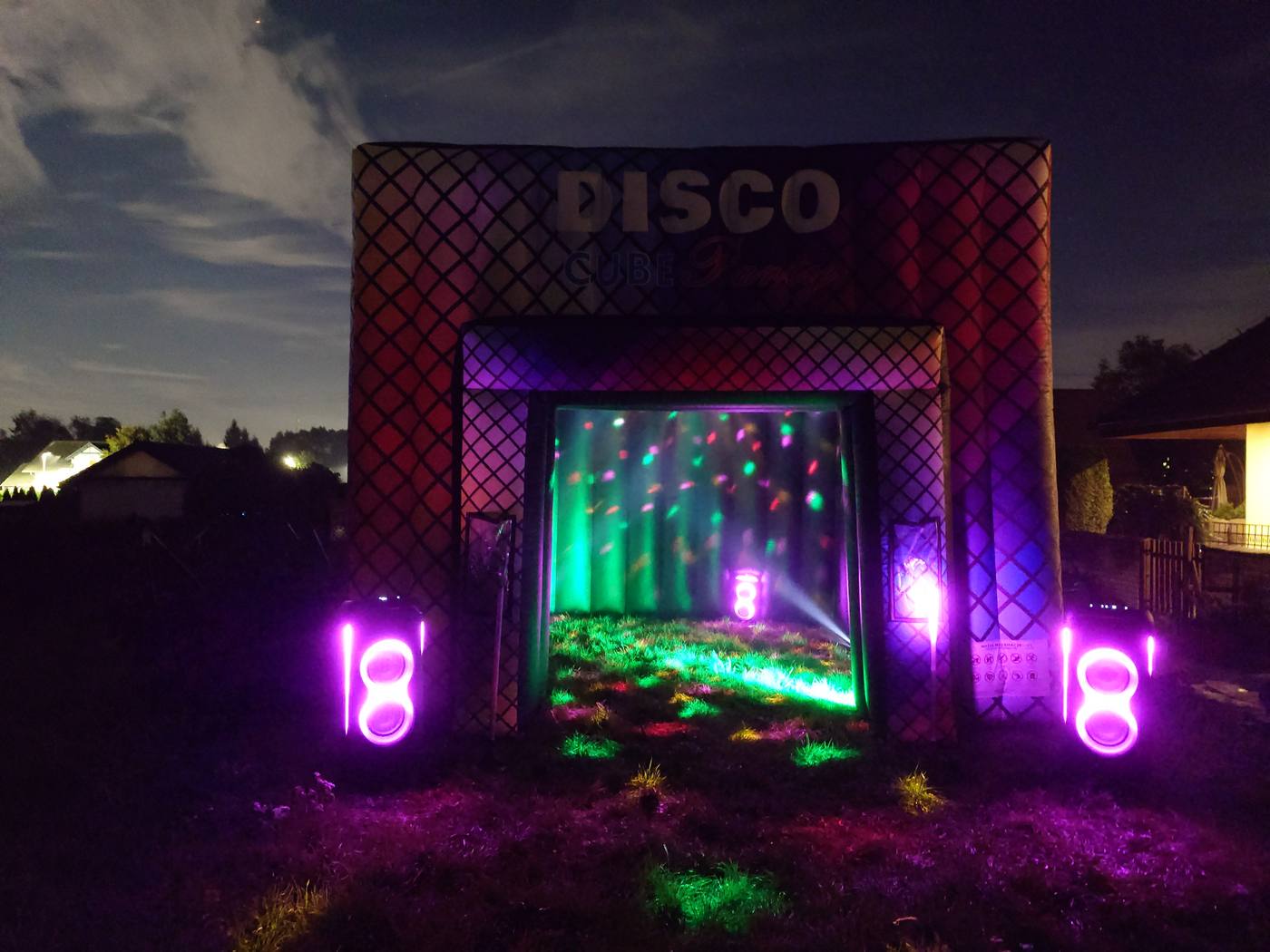 Wnętrze dyskoteki DISCO z kolorowymi światłami