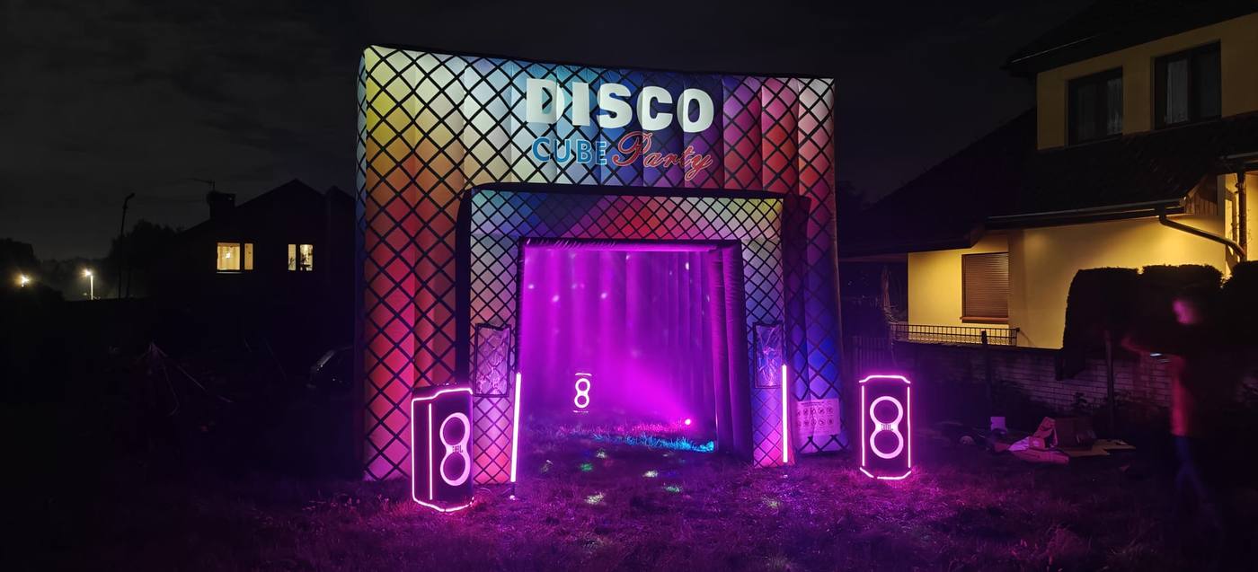 Dyskoteka DISCO nocą w ogrodzie