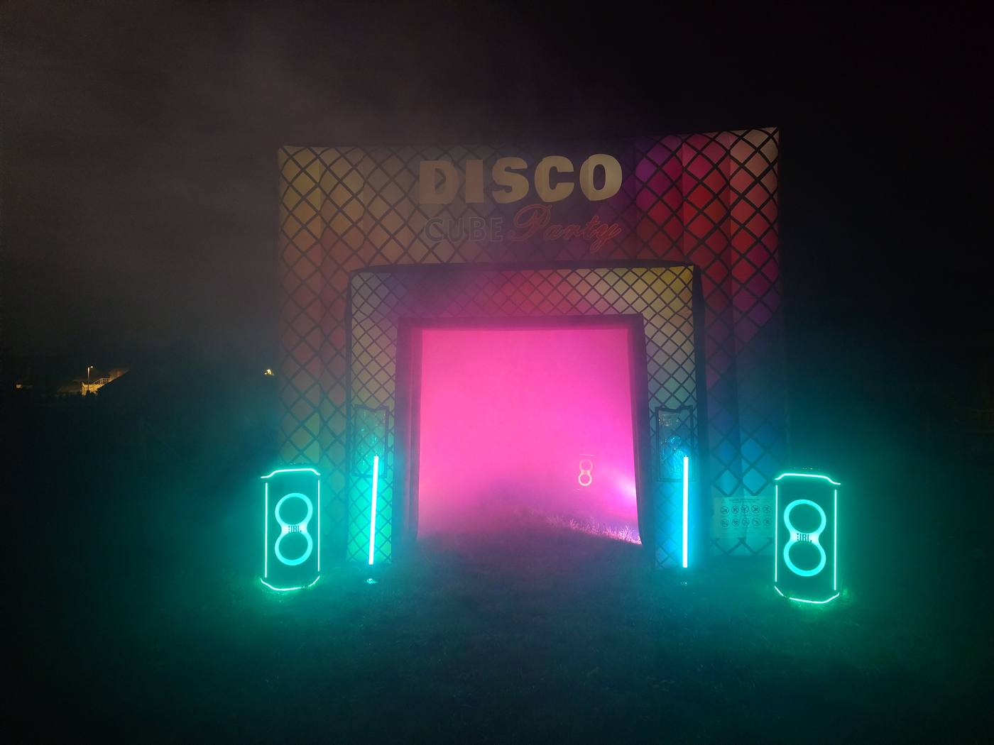 Dyskoteka DISCO w różowym świetle i dymie