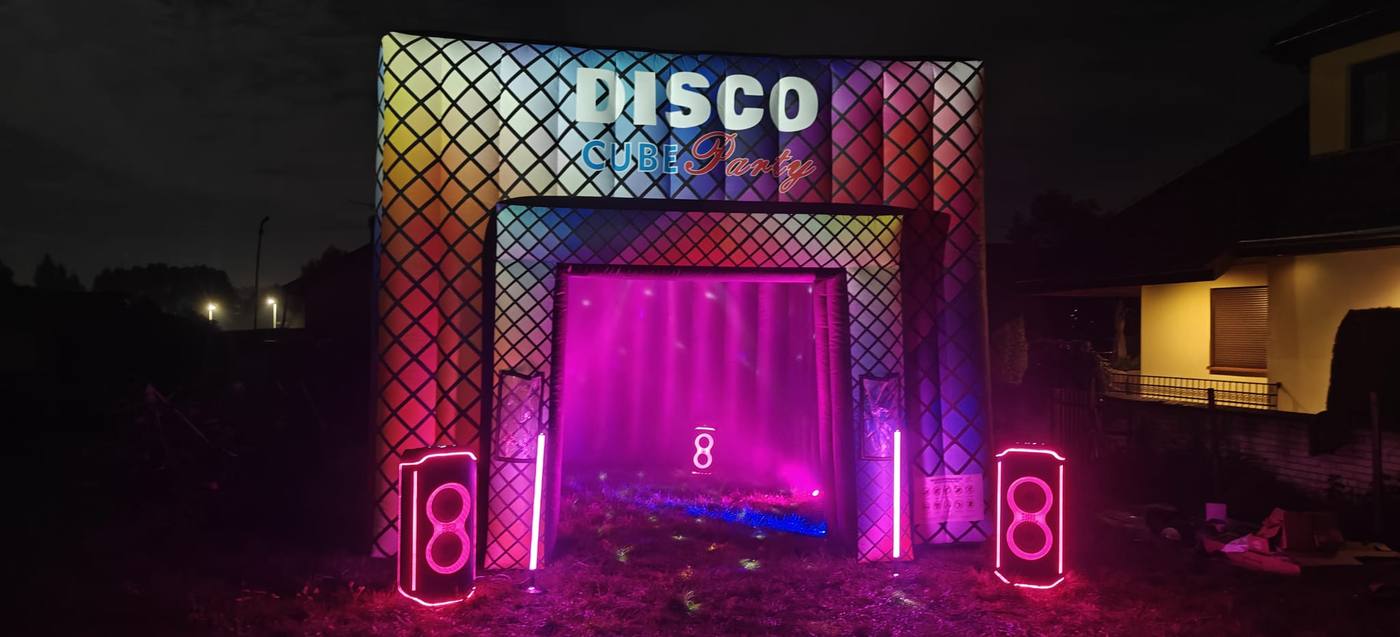 Dyskoteka DISCO w fioletowym świetle